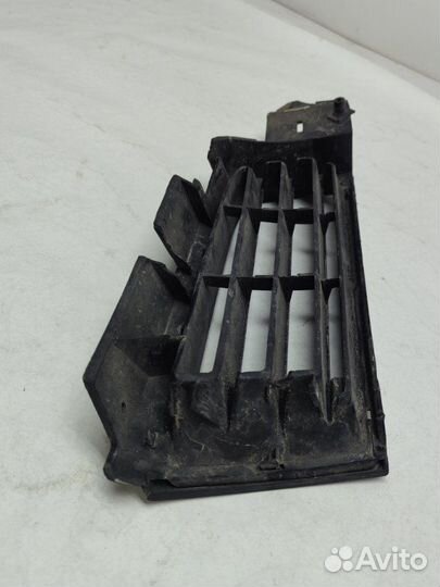 Решетка в бампер передняя левая Mitsubishi Carisma