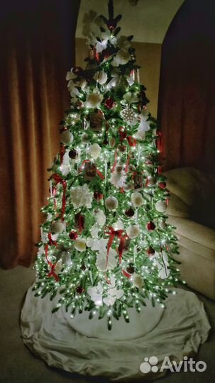 Оформление ёлки, накручивание гирлянды роса