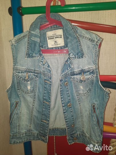 Продам джинсовую жилетку