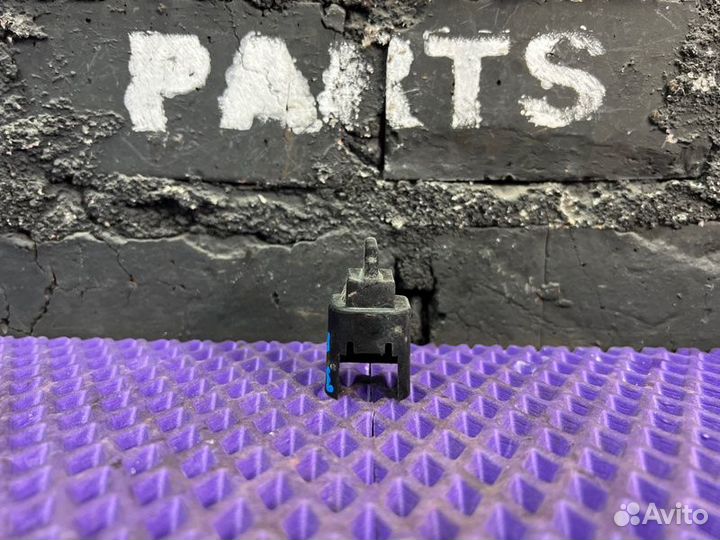 Крепление радиатора кондиционера правое Nissan