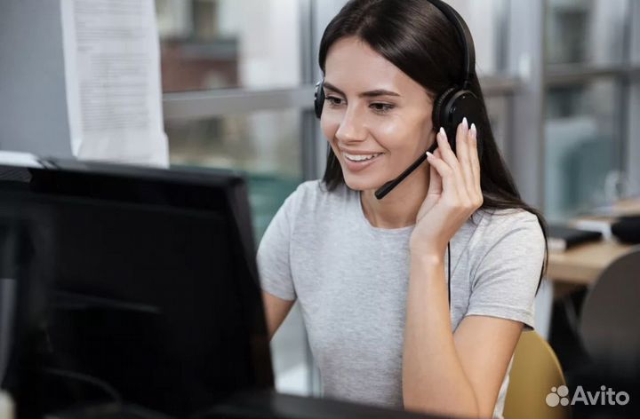 Оператор колл центра в офисе