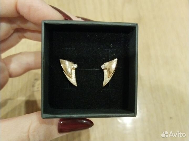 Золотые серьги с бриллиантами