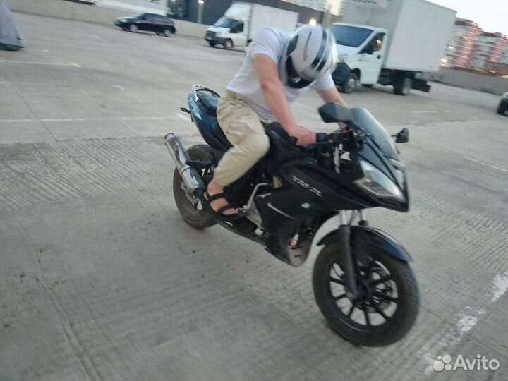 Скутер выглядит как спортбайк (50 кубов)