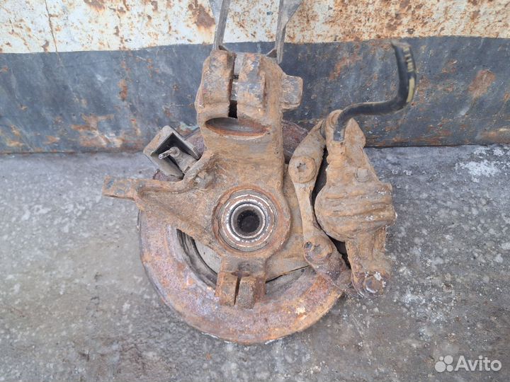 Поворотный левый кулак Peugeot 206 1.4 АКПП