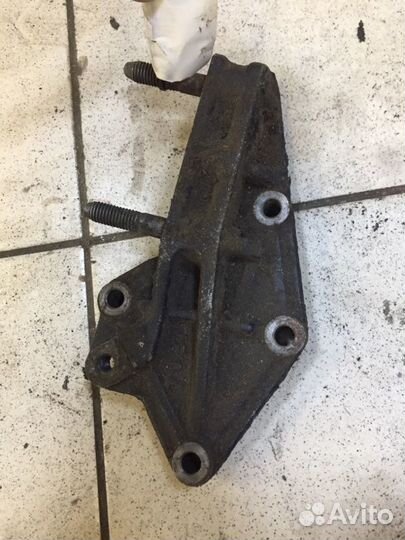 Кронштейн двигателя правый Chevrolet Epica