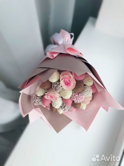 Букет из клубники в шоколаде с розами