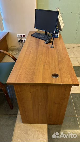 Различная офисная мебель: столы, шкафы, тумбы