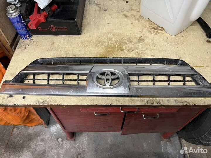 Решетка капота