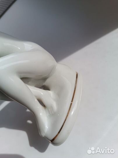 Статуэтка фарфоровая На пляже Купальщица лфз