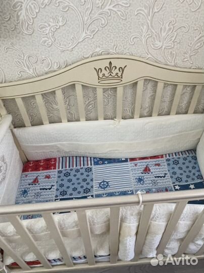 Детская кроватка с маятником новая