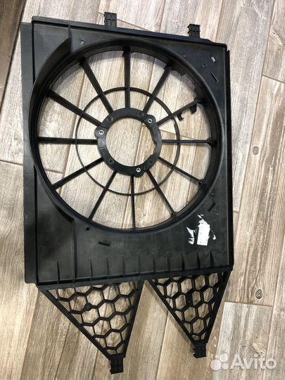 Оригинальный кожух вентилятора VAG