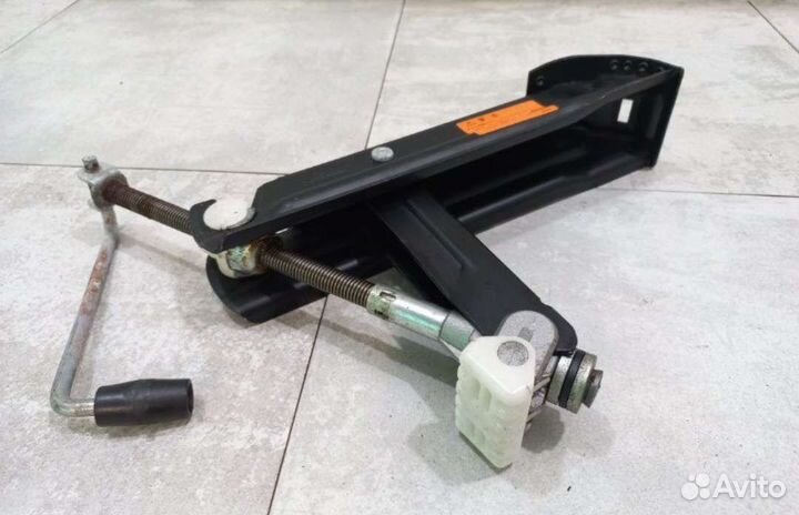 Домкрат автомобильный