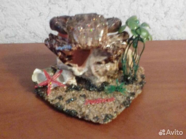 Подделка, ручная работа. Настоящий краб сидит на р