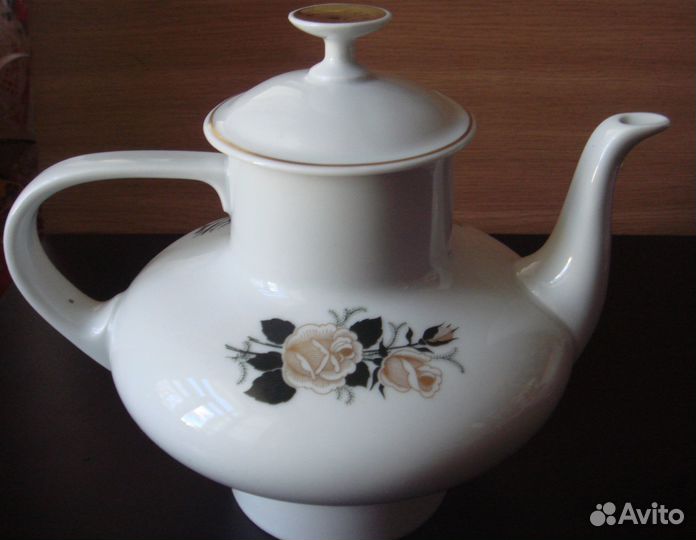 2 заварочных чайника и сливочник