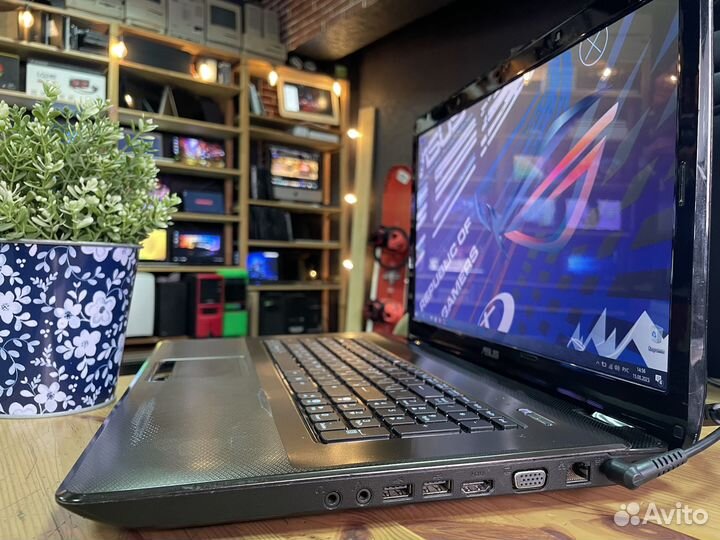 Ноутбук Asus / 17.3 / 4 ядра / Radeon / SSD + HDD