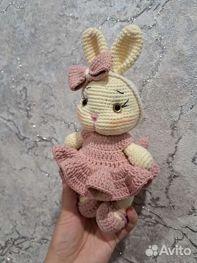 Вязаные игрушки зайка