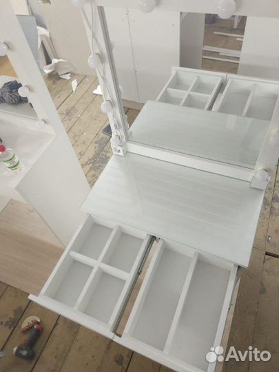 Стол гримёрный с 2мя выдвижными ящиками