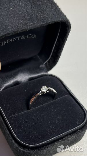 Кольцо с бриллиантом Tiffany оригинальное