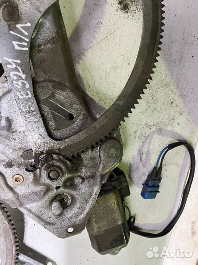 Передний левый электро стеклоподъемник bmw e34