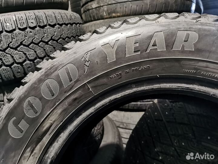 Goodyear Ultragrip Ice Arctic 215/65 R16