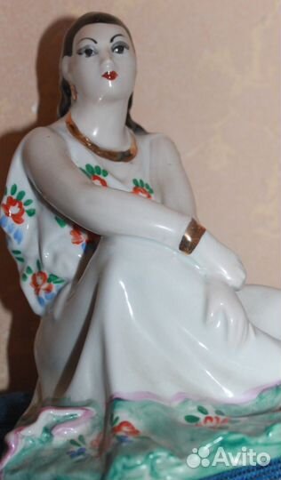 Статуэтки Цыганка Земфира. Царевна-лебедь Дулево