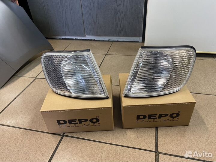 Новые белые поворотники Audi 100 C4