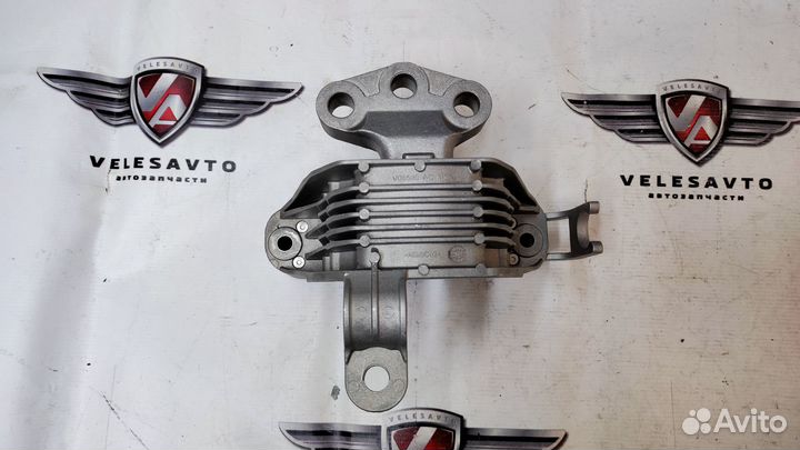 Опора двигателя правая Opel Astra J 2009-2018 год