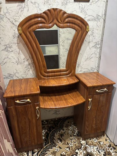 Туалетный столик с зеркалом