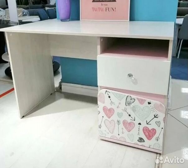 Стол письменный Малибу