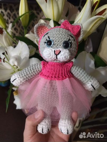 Вязаная кошечка ручной работы