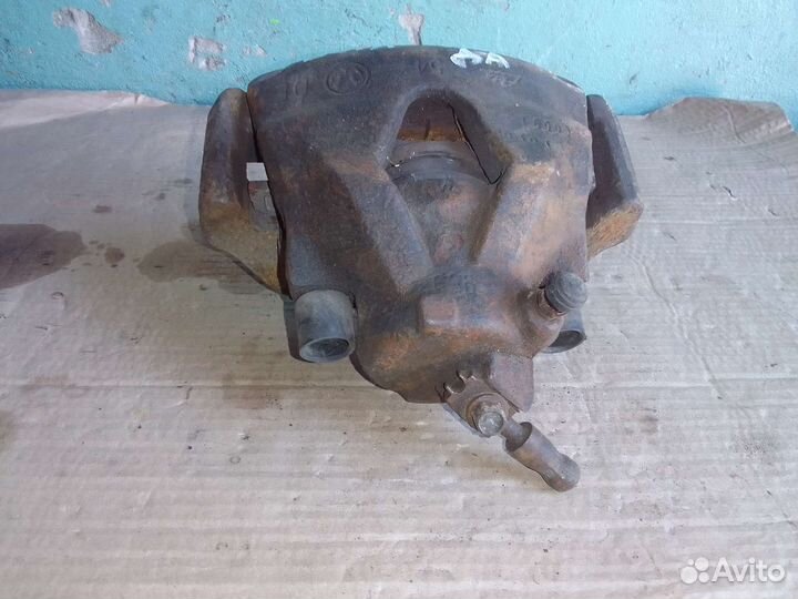 Суппорт передний правый Volkswagen Bora