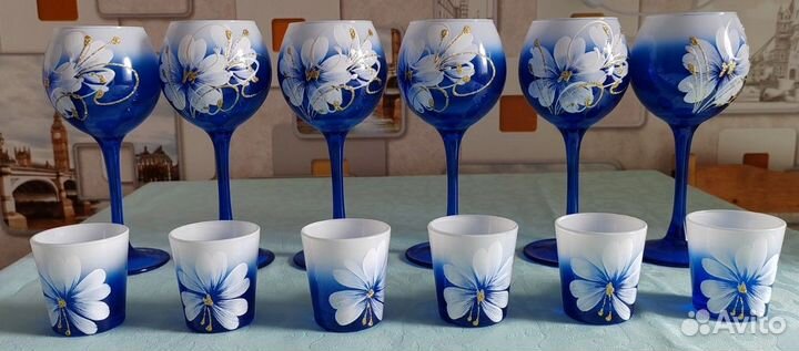 Бокалы и рюмки из цветного стекла с декором