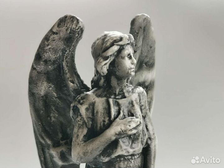 Готическая статуэтка Ангел с черепами