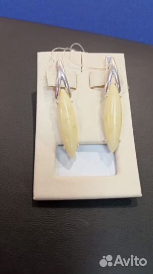 Молочный королевский янтарь в серебре