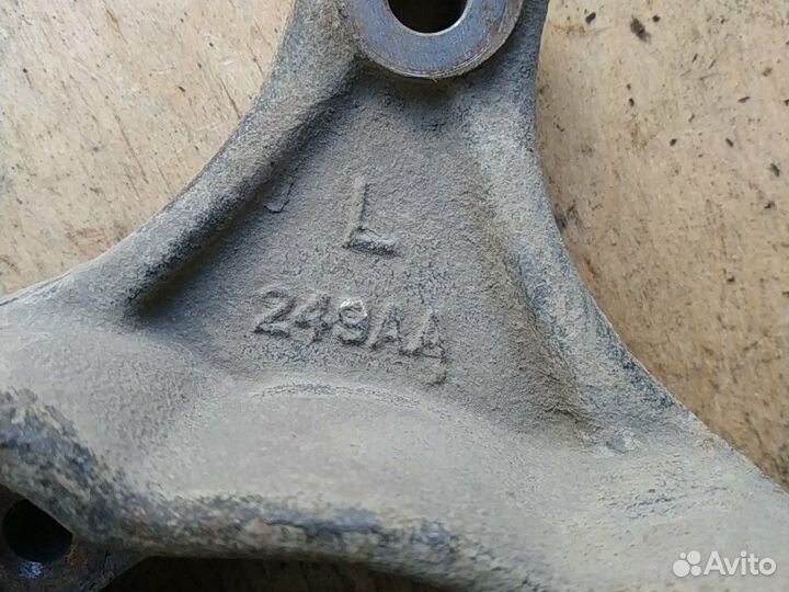 Кулак поворотный левый Dodge Journey