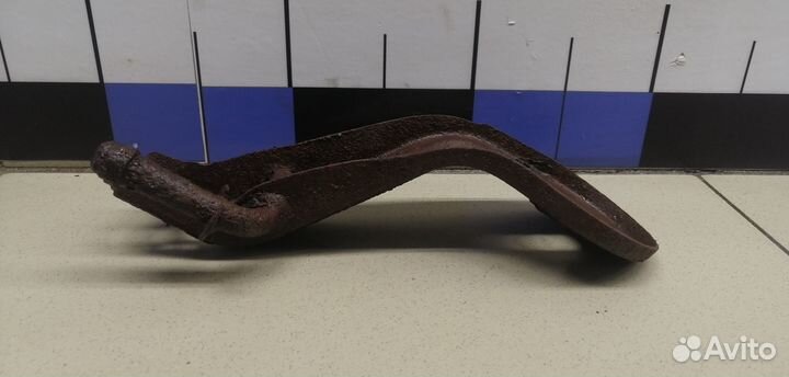 Кронштейн задней балки Avensis II 2003-2008