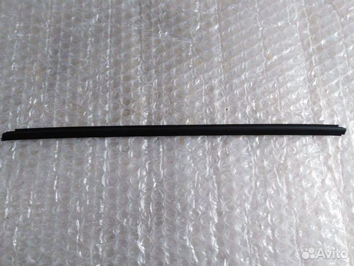 Уплотнитель стекла двери передний левый Range