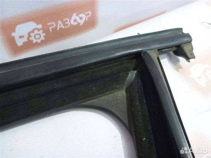 Уплотнительная резинка стекла передняя левая