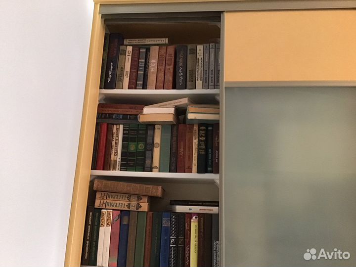Продаётся библиотека 600книг