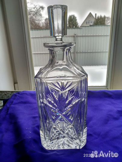 Графины с рюмками и стопками, штоф со стопками