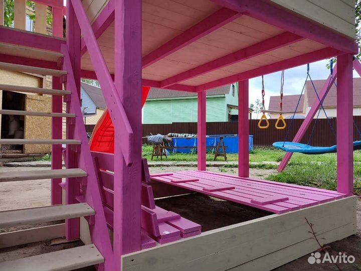 Детский деревянный домик на сваях