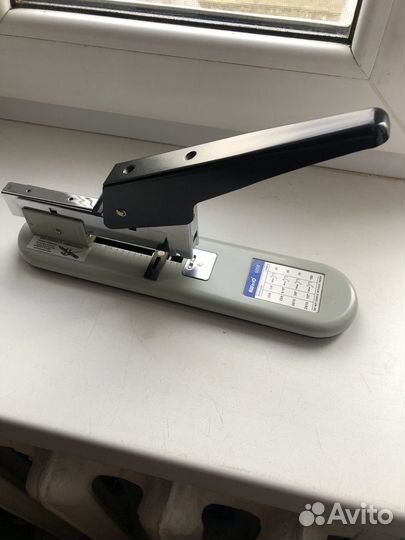 Степлер скрепляет до 100 листов бумаги