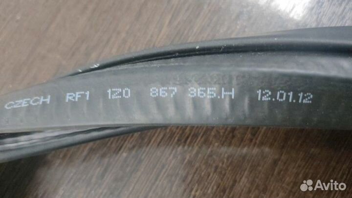 Уплотнитель проема двери передний правый Skoda