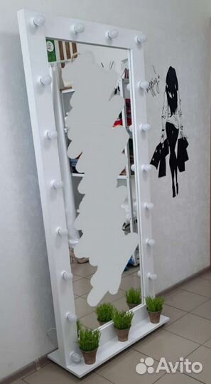 Зеркало напольное на колесах