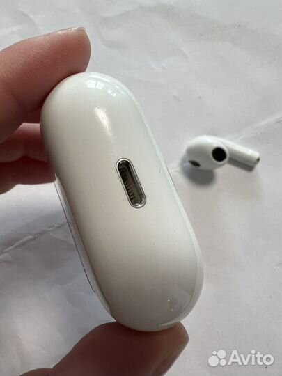 Левый наушник и кейс apple airpods 3