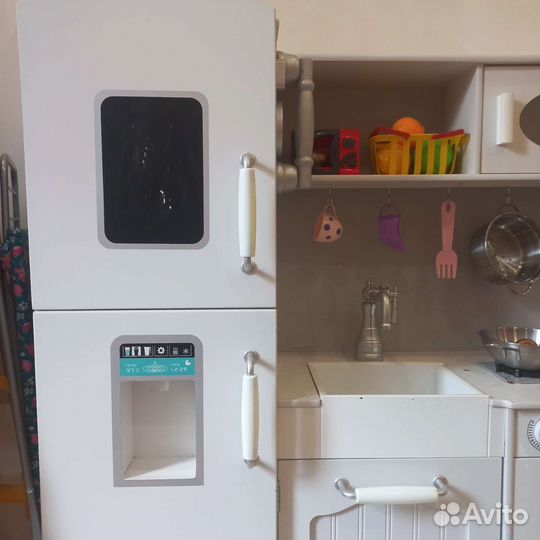 Детская кухня + посуда в подарок