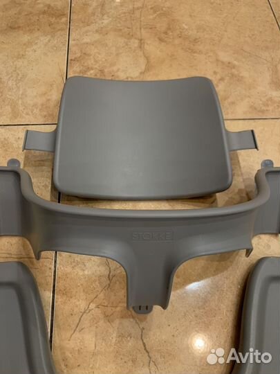 Столик, ремни, тарелка, слюнявчик stokke