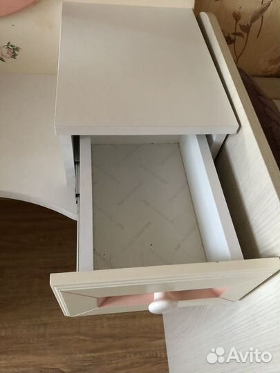 Столик для косметики