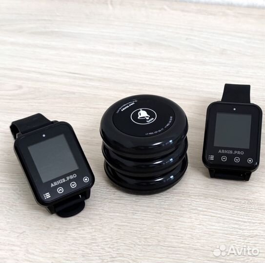 Часы пейджер официанта и кнопка вызова в ресторан