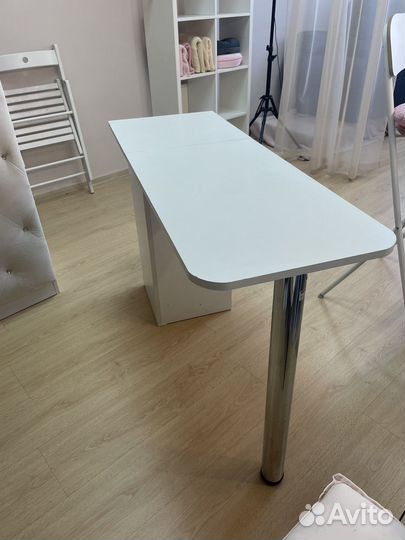 Маникюрный стол